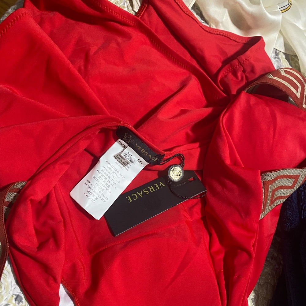 Beautiful red swimsuit - Picture 4 of 4